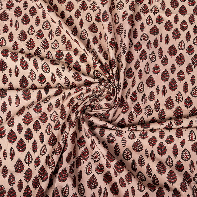 〔1m切り売り〕伝統息づく南インドから　昔ながらの木版染め更紗模様布 - 薄茶〔横幅:約114cm〕 4 - インドならではの布ですね。