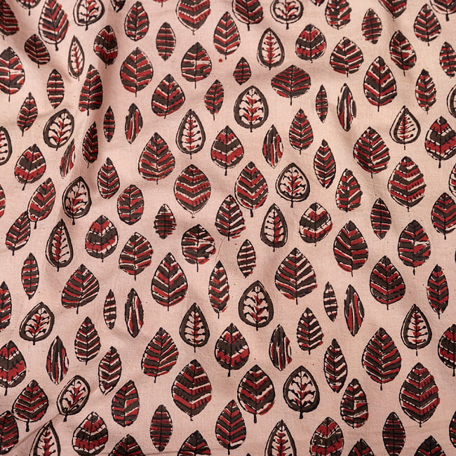 〔1m切り売り〕伝統息づく南インドから　昔ながらの木版染め更紗模様布 - 薄茶〔横幅:約114cm〕の写真1枚目です。木版で丁寧にプリント。インドらしい味わいのある布地です。ウッドブロック,木版染め,ボタニカル,唐草模様,切り売り,量り売り布,アジア布 量り売り,手芸,生地