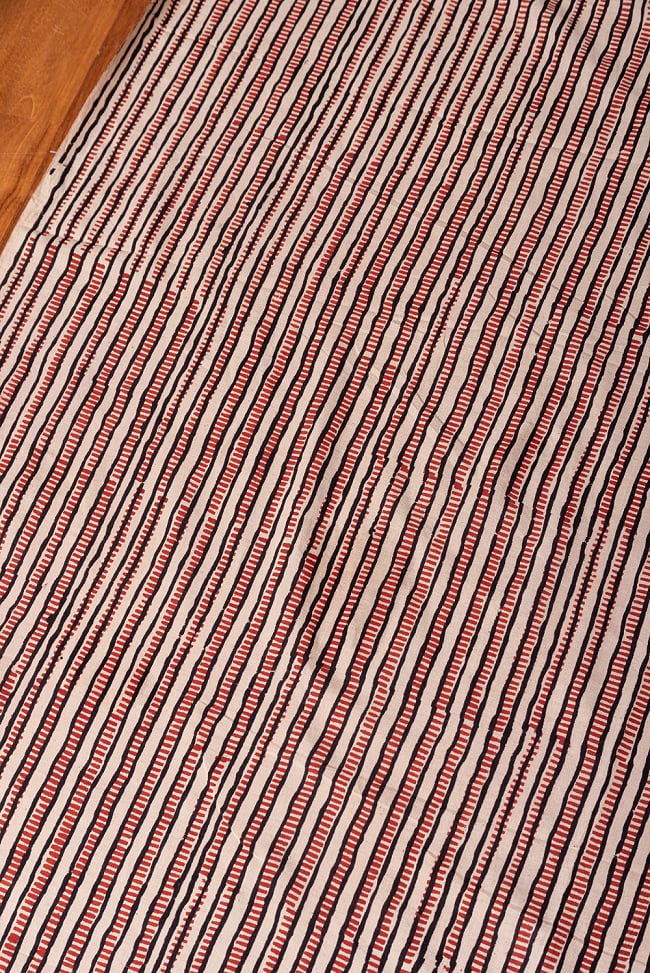 〔1m切り売り〕伝統息づく南インドから　昔ながらの木版染め更紗模様布 - ストライプ系〔横幅:約114cm〕 2 - とても素敵な雰囲気です
