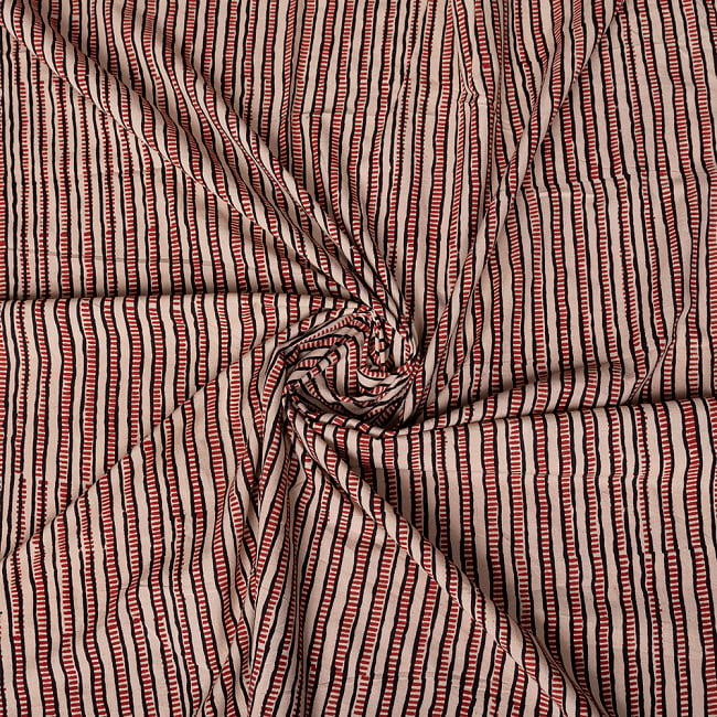 〔1m切り売り〕伝統息づく南インドから　昔ながらの木版染め更紗模様布 - ストライプ系〔横幅:約114cm〕 4 - インドならではの布ですね。