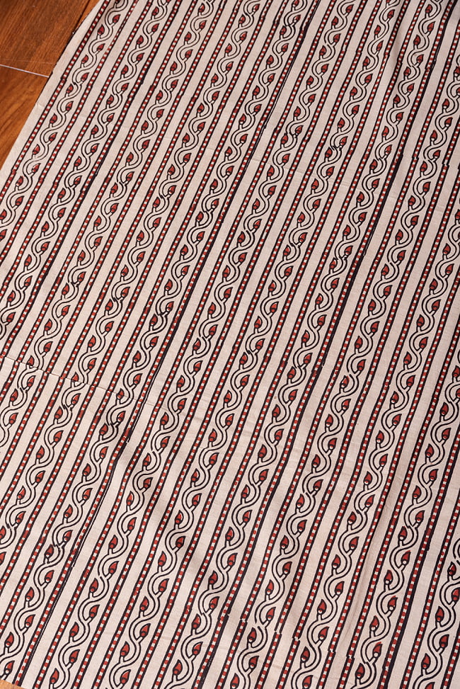 〔1m切り売り〕伝統息づく南インドから　昔ながらの木版染め更紗模様布 - 蔦模様〔横幅:約113.5cm〕 2 - とても素敵な雰囲気です
