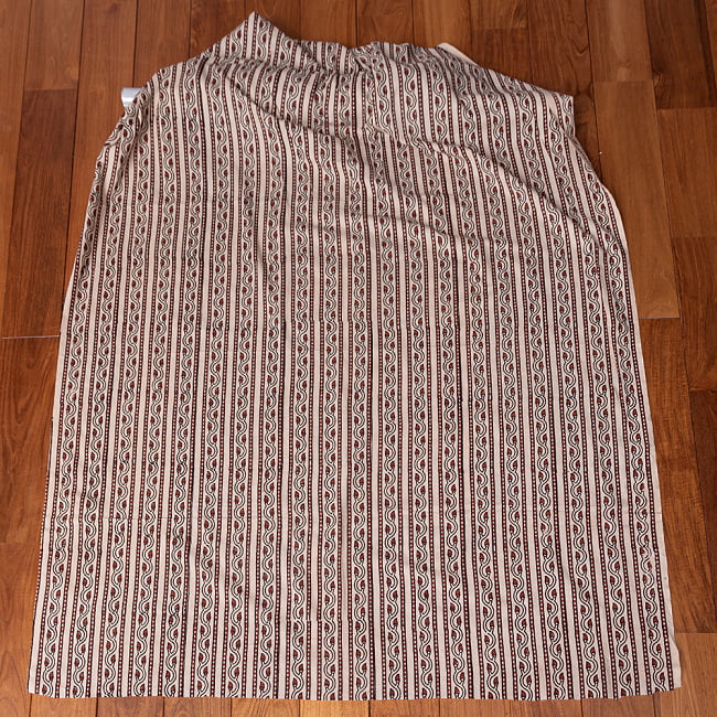 〔1m切り売り〕伝統息づく南インドから　昔ながらの木版染め更紗模様布 - 蔦模様〔横幅:約113.5cm〕 3 - 全体を広げてみたところです。1mの長さごとにご購入いただけます。