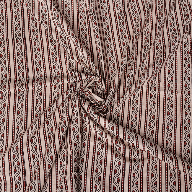 〔1m切り売り〕伝統息づく南インドから　昔ながらの木版染め更紗模様布 - 蔦模様〔横幅:約113.5cm〕 4 - インドならではの布ですね。