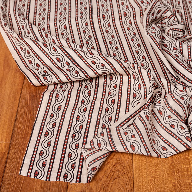 〔1m切り売り〕伝統息づく南インドから　昔ながらの木版染め更紗模様布 - 蔦模様〔横幅:約113.5cm〕 5 - 縁部分の写真です。雰囲気ある、このムラはハンドメイドにしか出せません。