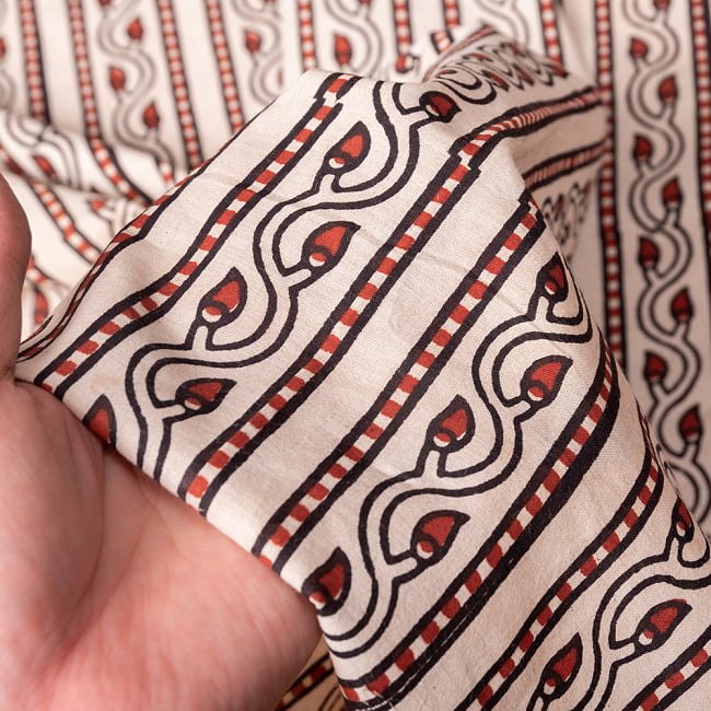 〔1m単位切り売り〕伝統息づく南インドから　昔ながらの木版染め更紗模様布 - 蔦模様〔横幅:約113.5cm〕 6 - 生地の拡大写真です