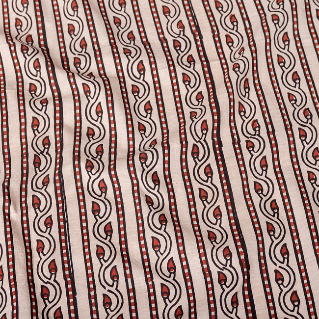 〔1m切り売り〕伝統息づく南インドから　昔ながらの木版染め更紗模様布 - 蔦模様〔横幅:約113.5cm〕の写真1枚目です。木版で丁寧にプリント。インドらしい味わいのある布地です。ウッドブロック,木版染め,ボタニカル,唐草模様,切り売り,量り売り布,アジア布 量り売り,手芸,生地