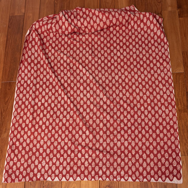 〔1m切り売り〕伝統息づく南インドから　昔ながらの木版染め更紗模様布 - 赤系〔横幅:約115cm〕 3 - 全体を広げてみたところです。1mの長さごとにご購入いただけます。