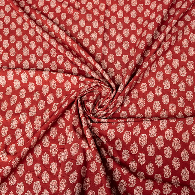 〔1m切り売り〕伝統息づく南インドから　昔ながらの木版染め更紗模様布 - 赤系〔横幅:約115cm〕 4 - インドならではの布ですね。