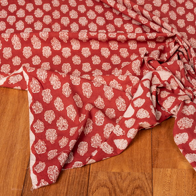 〔1m切り売り〕伝統息づく南インドから　昔ながらの木版染め更紗模様布 - 赤系〔横幅:約115cm〕 5 - 縁部分の写真です。雰囲気ある、このムラはハンドメイドにしか出せません。