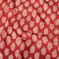 〔1m切り売り〕伝統息づく南インドから　昔ながらの木版染め更紗模様布 - 赤系〔横幅:約115cm〕の商品写真