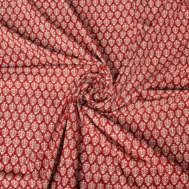 〔1m切り売り〕伝統息づく南インドから　昔ながらの木版染め更紗模様布 - 赤系〔横幅:約111cm〕 4 - インドならではの布ですね。