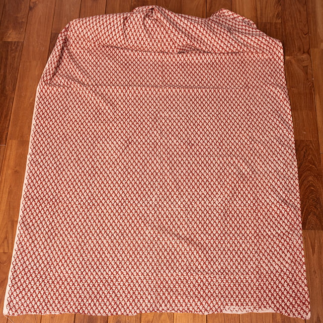 〔1m切り売り〕伝統息づく南インドから　昔ながらの木版染め更紗模様布 - 赤系〔横幅:約112.5cm〕 3 - 全体を広げてみたところです。1mの長さごとにご購入いただけます。