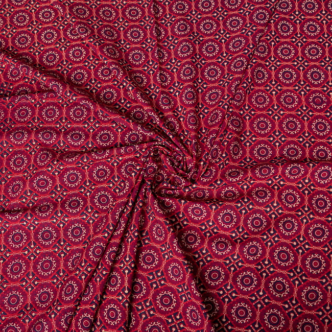 〔1m切り売り〕伝統息づく南インドから　アジュラックデザイン布 - 赤系〔横幅:約116cm〕 4 - インドならではの布ですね。