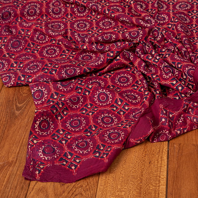 〔1m切り売り〕伝統息づく南インドから　アジュラックデザイン布 - 赤系〔横幅:約116cm〕 5 - 縁部分の写真です。雰囲気ある、このムラはハンドメイドにしか出せません。