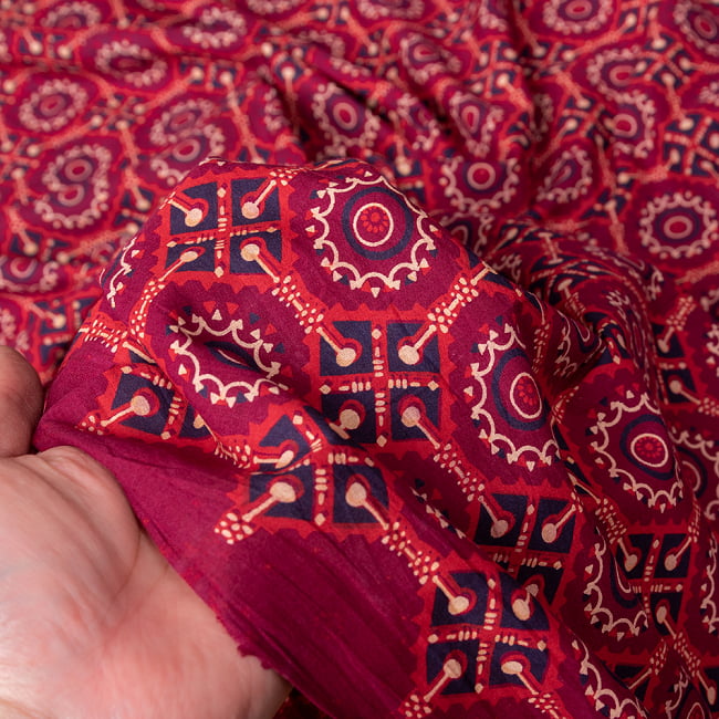 〔1m切り売り〕伝統息づく南インドから　アジュラックデザイン布 - 赤系〔横幅:約116cm〕 6 - 生地の拡大写真です