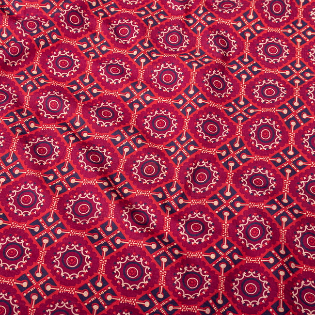 〔1m切り売り〕伝統息づく南インドから　アジュラックデザイン布 - 赤系〔横幅:約116cm〕の写真1枚目です。木版で丁寧にプリント。インドらしい味わいのある布地です。ウッドブロック,木版染め,ボタニカル,唐草模様,切り売り,量り売り布,アジア布 量り売り,手芸,生地