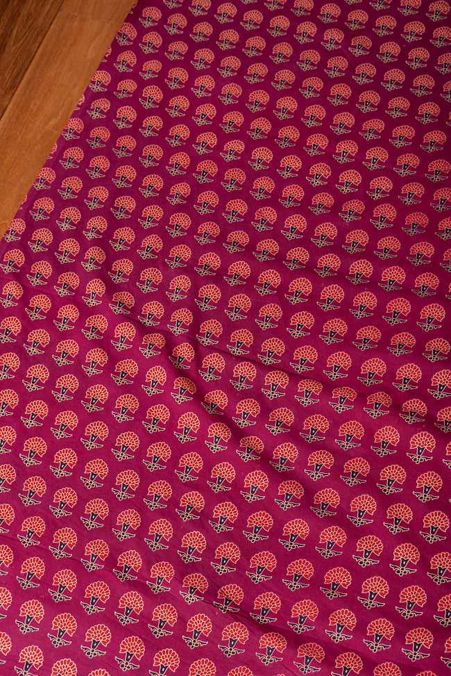 〔1m切り売り〕伝統息づく南インドから　昔ながらの更紗模様布 - 赤紫系〔横幅:約113cm〕 2 - とても素敵な雰囲気です