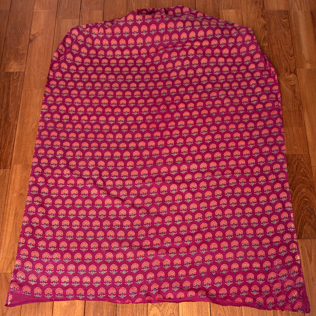 〔1m切り売り〕伝統息づく南インドから　昔ながらの更紗模様布 - 赤紫系〔横幅:約113cm〕 3 - 全体を広げてみたところです。1mの長さごとにご購入いただけます。