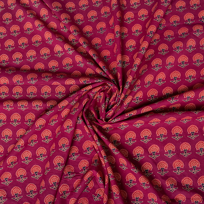 〔1m切り売り〕伝統息づく南インドから　昔ながらの更紗模様布 - 赤紫系〔横幅:約113cm〕 4 - インドならではの布ですね。