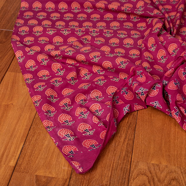 〔1m切り売り〕伝統息づく南インドから　昔ながらの更紗模様布 - 赤紫系〔横幅:約113cm〕 5 - 縁部分の写真です。雰囲気ある、このムラはハンドメイドにしか出せません。
