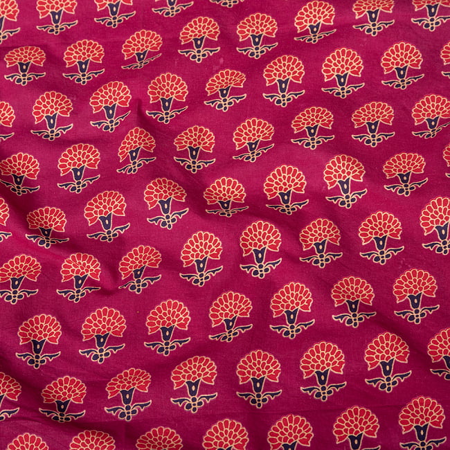 〔1m切り売り〕伝統息づく南インドから　昔ながらの更紗模様布 - 赤紫系〔横幅:約113cm〕の写真1枚目です。木版で丁寧にプリント。インドらしい味わいのある布地です。ウッドブロック,木版染め,ボタニカル,唐草模様,切り売り,量り売り布,アジア布 量り売り,手芸,生地