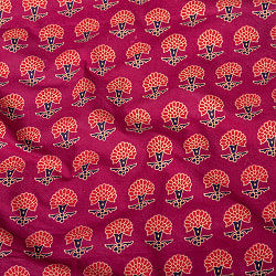〔1m切り売り〕伝統息づく南インドから　昔ながらの更紗模様布 - 赤紫系〔横幅:約113cm〕の商品写真