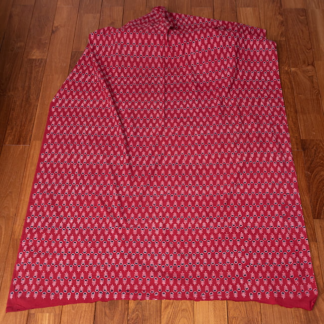 〔1m切り売り〕伝統息づく南インドから　昔ながらの木版染め更紗模様布 - 赤系〔横幅:約113cm〕 3 - 全体を広げてみたところです。1mの長さごとにご購入いただけます。