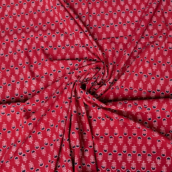 〔1m切り売り〕伝統息づく南インドから　昔ながらの木版染め更紗模様布 - 赤系〔横幅:約113cm〕 4 - インドならではの布ですね。