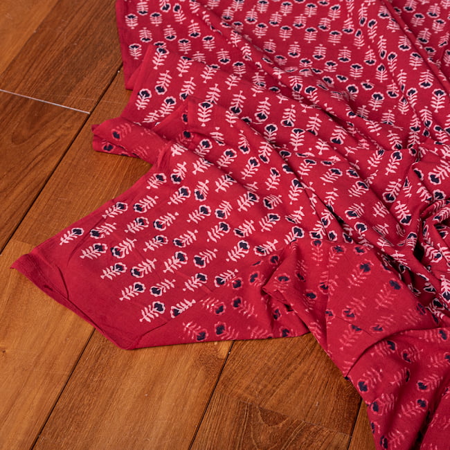 〔1m切り売り〕伝統息づく南インドから　昔ながらの木版染め更紗模様布 - 赤系〔横幅:約113cm〕 5 - 縁部分の写真です。雰囲気ある、このムラはハンドメイドにしか出せません。