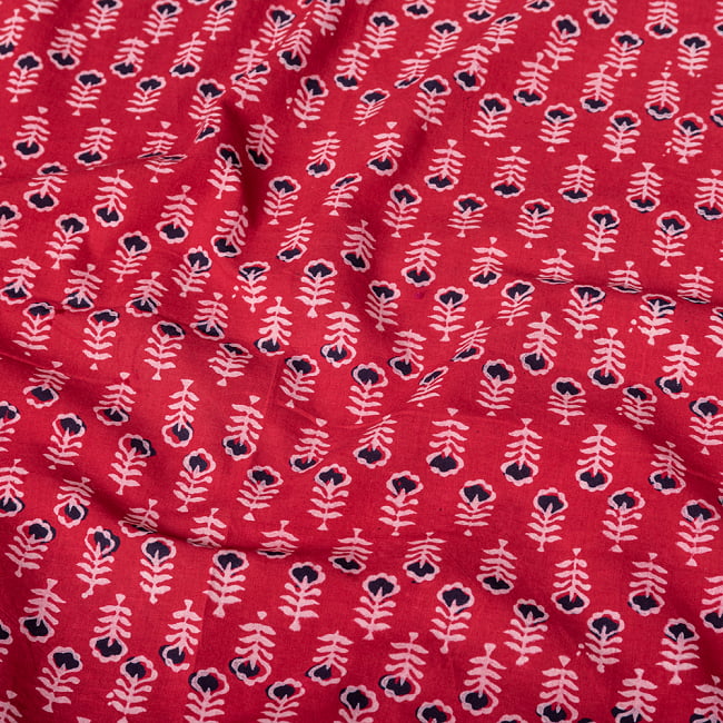〔1m切り売り〕伝統息づく南インドから　昔ながらの木版染め更紗模様布 - 赤系〔横幅:約113cm〕の写真1枚目です。木版で丁寧にプリント。インドらしい味わいのある布地です。ウッドブロック,木版染め,ボタニカル,唐草模様,切り売り,量り売り布,アジア布 量り売り,手芸,生地