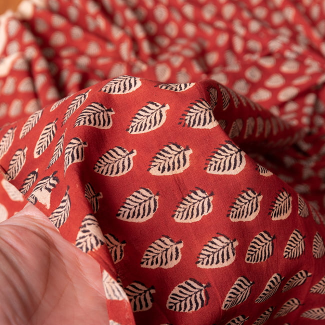 〔1m切り売り〕伝統息づく南インドから　昔ながらの木版染め更紗模様布 - 赤茶系〔横幅:約114cm〕 6 - 生地の拡大写真です