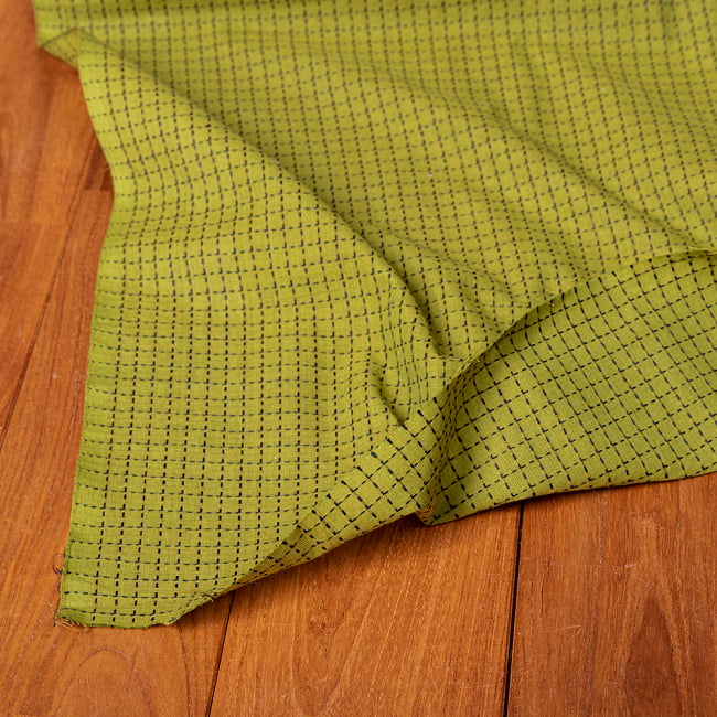 〔1m切り売り〕南インドのシンプルコットン　チェック模様布〔幅約113cm〕 - グリーン系 4 - インドならではの布ですね。