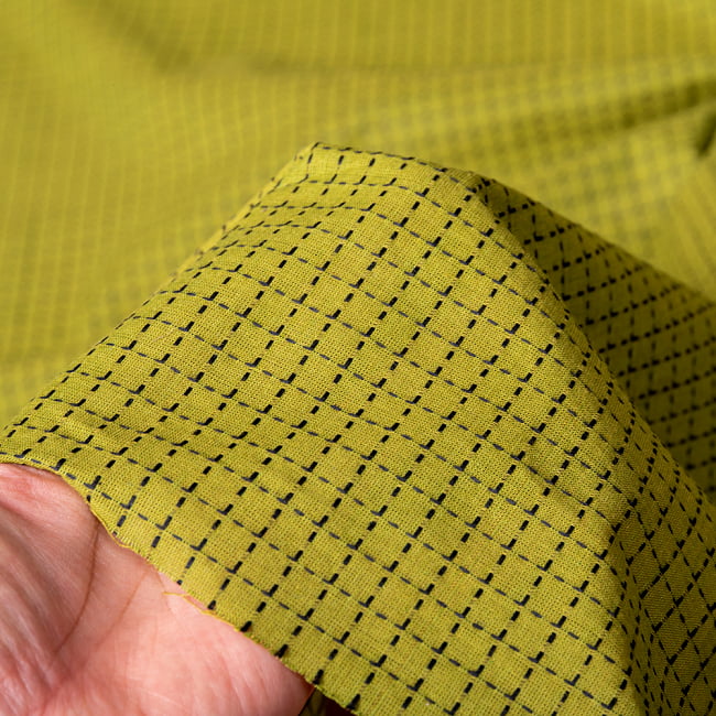 〔1m切り売り〕南インドのシンプルコットン　チェック模様布〔幅約113cm〕 - グリーン系 5 - 生地の拡大写真です。とても良い風合いです。