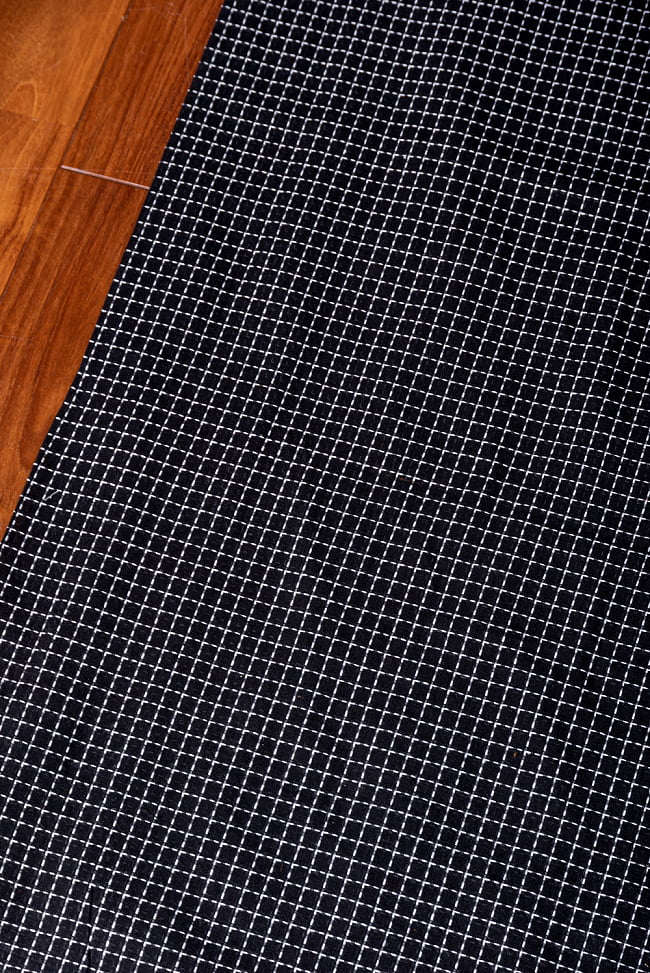 〔1m切り売り〕南インドのシンプルコットン　チェック模様布〔幅約121cm〕 - ブラック系 2 - とても素敵な雰囲気です