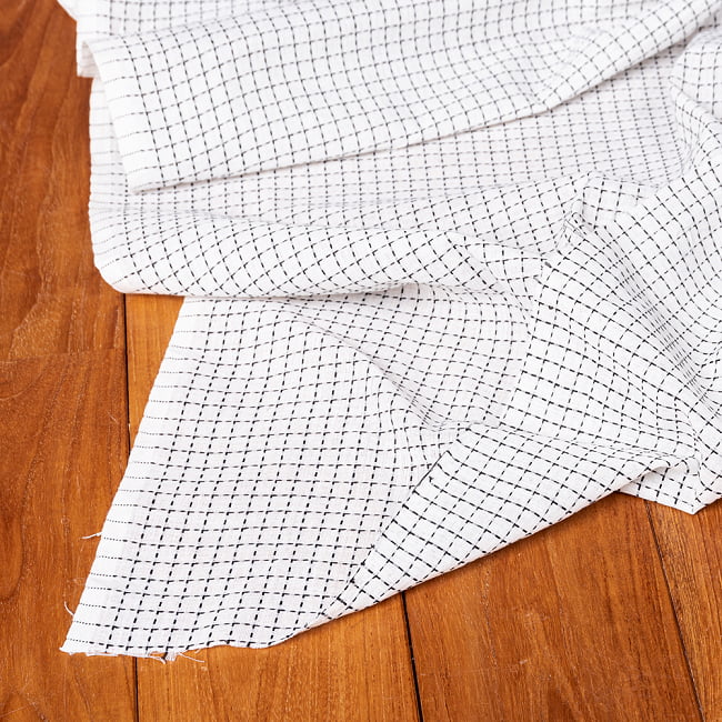 〔1m切り売り〕南インドのシンプルコットン　チェック模様布〔幅約120cm〕 - ホワイト系 4 - インドならではの布ですね。