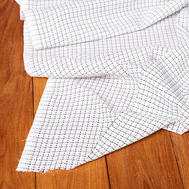 〔1m単位切り売り〕南インドのシンプルコットン チェック模様布〔幅約120cm〕 - ホワイト系 4 - インドならではの布ですね。