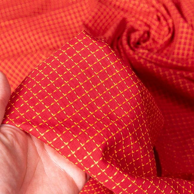 〔1m切り売り〕南インドのシンプルコットン　チェック模様布〔幅約119cm〕 - 赤系 5 - 生地の拡大写真です。とても良い風合いです。
