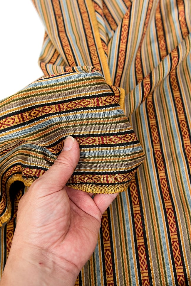 〔50cm切り売り〕ネパール伝統のコットン織り生地　薄手〔幅152cm〕 3 - A４の冊子と大きさを比較してみるとこれくらいになります。