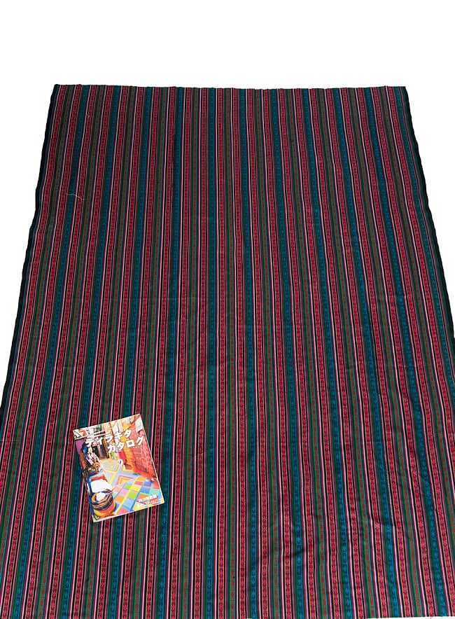 〔50cm切り売り〕ネパール伝統のコットン織り生地　薄手〔幅146cm〕 5 - A４の冊子と大きさを比較してみるとこれくらいになります。
