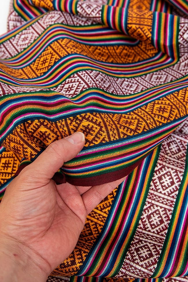 〔50cm切り売り〕ネパール伝統のコットン織り生地　薄手〔幅150cm〕 3 - A４の冊子と大きさを比較してみるとこれくらいになります。