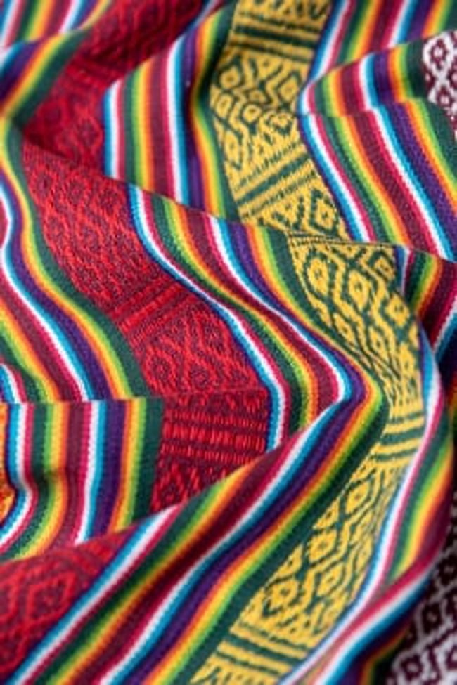 〔テーブルクロスサイズ〕ネパール織り生地[長さ：150cm][幅:106cm] 4 - 波打たせても模様がキレイですね！