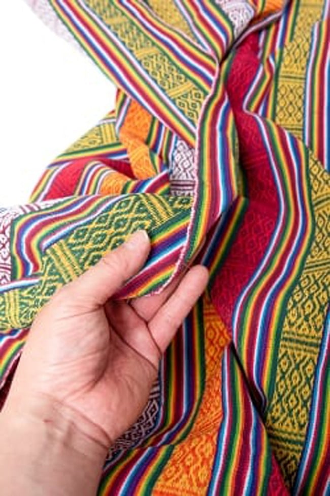 〔テーブルクロスサイズ〕ネパール織り生地[長さ：150cm][幅:106cm] 5 - 手に持ってみました。程よい厚みです。