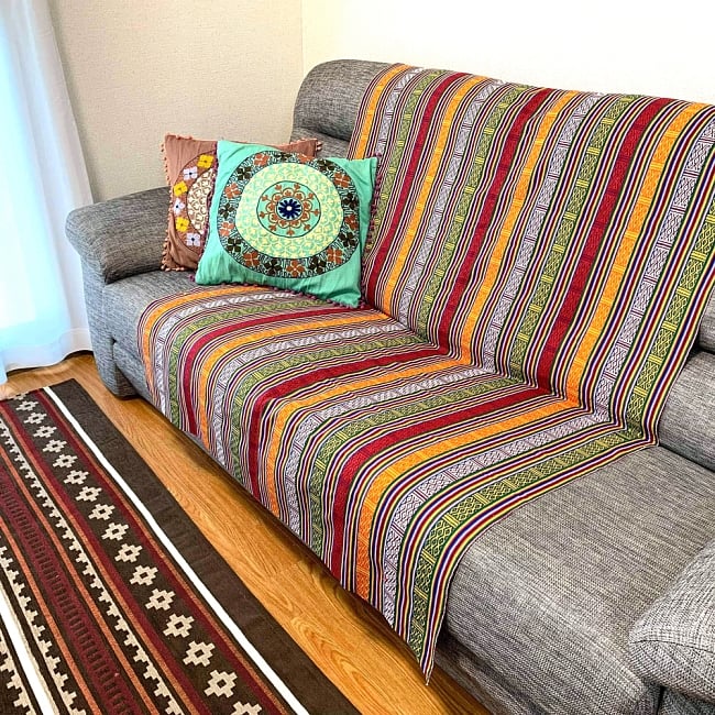 〔テーブルクロスサイズ〕ネパール織り生地[長さ：150cm][幅:106cm] 8 - 目を引く明るい柄なのでいろんな使い方ができます。ソファーにかけても可愛いですね！（写真は類似商品です。）