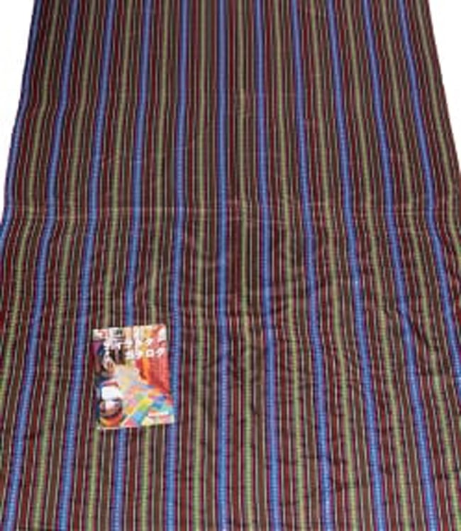 〔テーブルクロスサイズ〕ネパール織り生地[長さ：200cm][幅:150cm] 7 - 幅はこのようになっています。A5サイズの当店のカタログと比較してみました