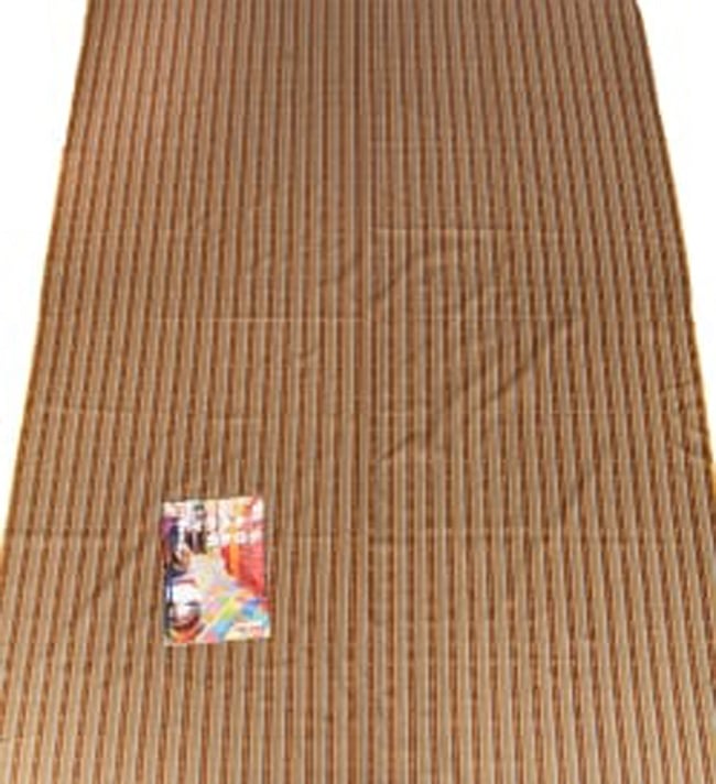 〔テーブルクロスサイズ〕ネパール織り生地[長さ：200cm][幅:152cm] 7 - 幅はこのようになっています。A8サイズの当店のカタログと比較してみました