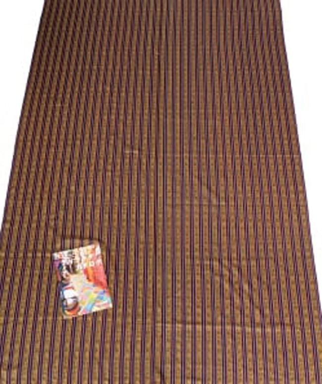 〔テーブルクロスサイズ〕ネパール織り生地[長さ：200cm][幅:144cm] 7 - 幅はこのようになっています。A9サイズの当店のカタログと比較してみました