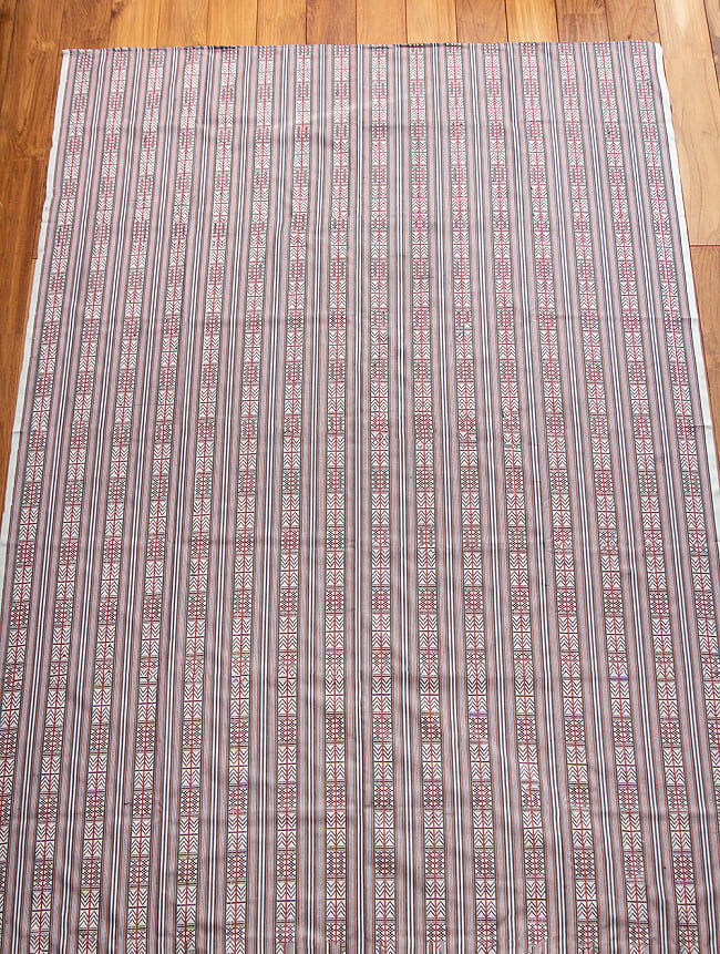 〔テーブルクロスサイズ〕ネパール織り生地のマルチクロス - 142cm x 200cm 3 - 広がりのある大きな布地です。
