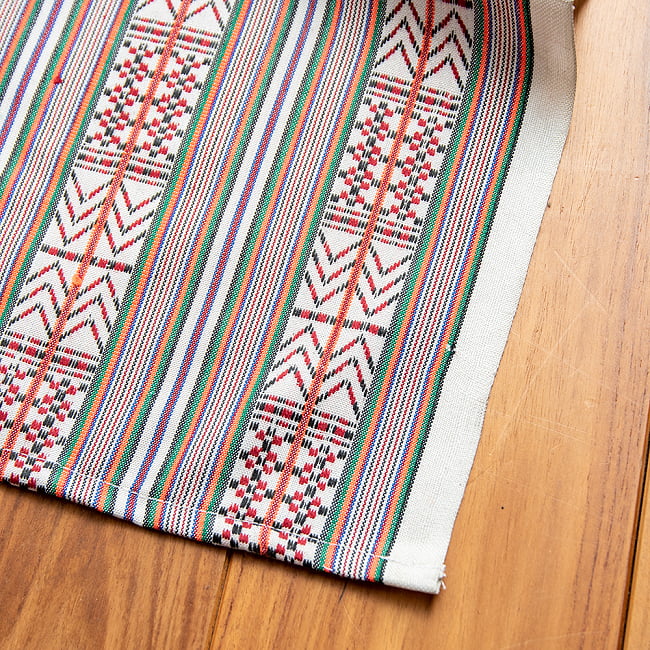 〔テーブルクロスサイズ〕ネパール織り生地のマルチクロス - 142cm x 200cm 4 - 端には止め処理がされています。
