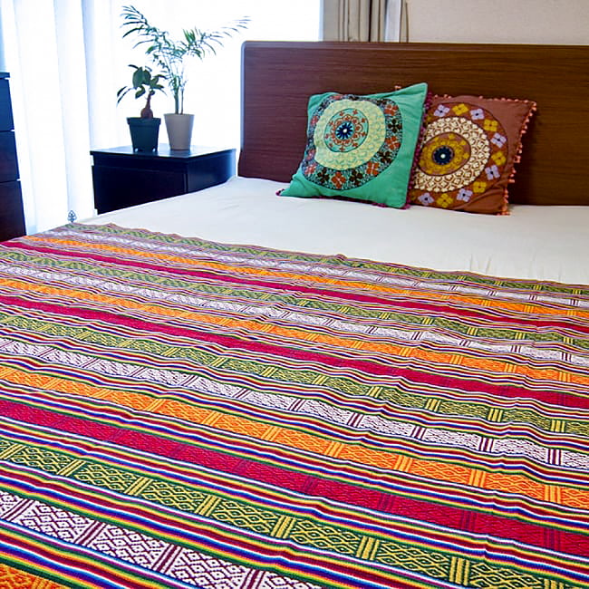 〔テーブルクロスサイズ〕ネパール織り生地のマルチクロス - 142cm x 200cm 5 - 同種の生地をベットカバーとして用いた例になります。