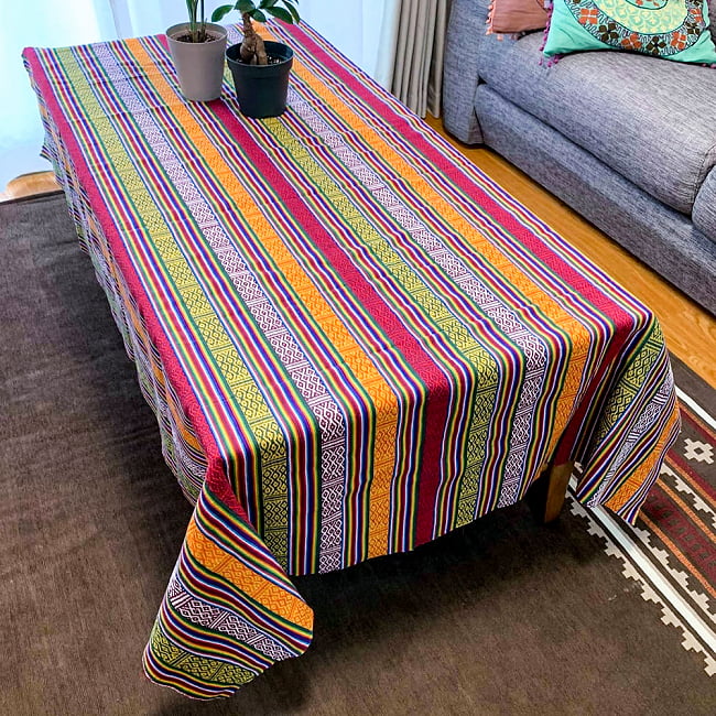 〔テーブルクロスサイズ〕ネパール織り生地のマルチクロス - 142cm x 200cm 6 - 同種の生地をテーブルクロスとして用いた例になります。